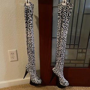 Vintage RARE find Tony's Shoes. - Leopard Thigh high